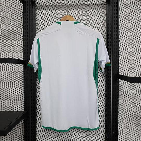 Maillot extérieur de l'Algérie 2022-2023, modèle Le 12ème Maillot, vue en détail du maillot de football.