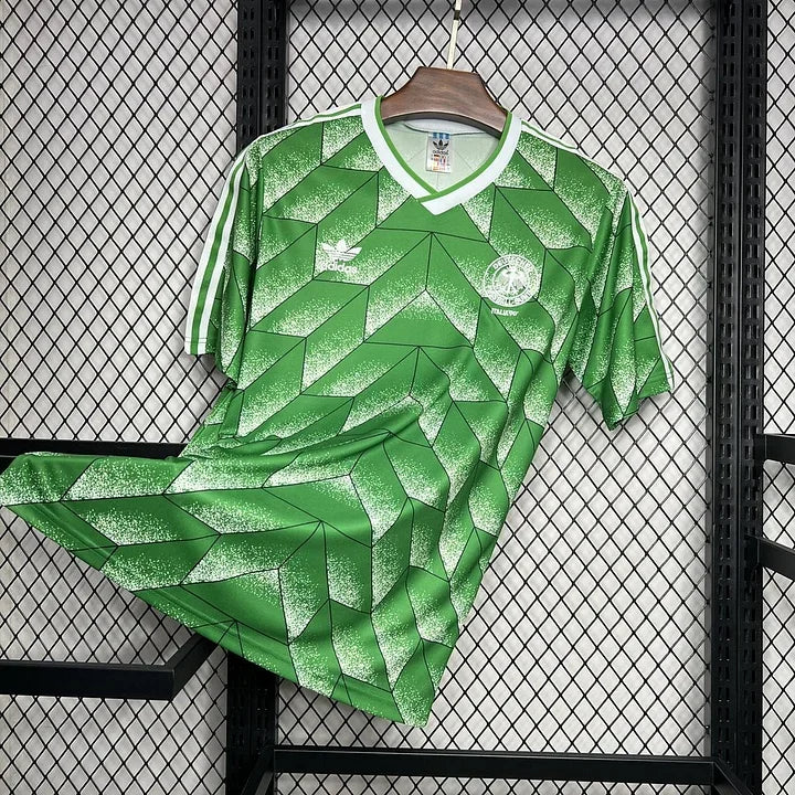 Maillot de football Allemagne 1990 rétro, Le 12 -ème Maillot, vue en gros plan, design classique et logo visible.