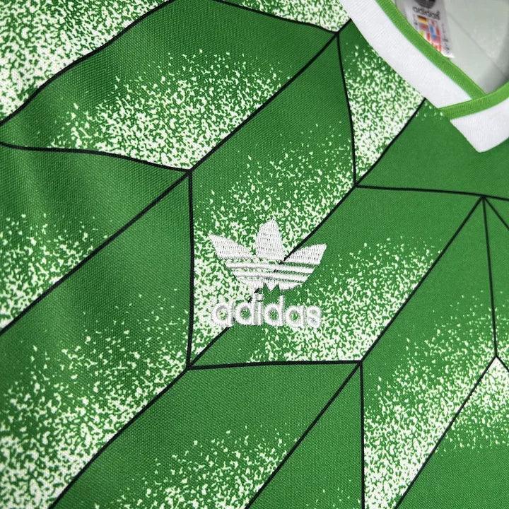 Maillot de football Allemagne 1990 rétro Le 12 -ème Maillot, maillot de sport avec logo et détails authentiques.
