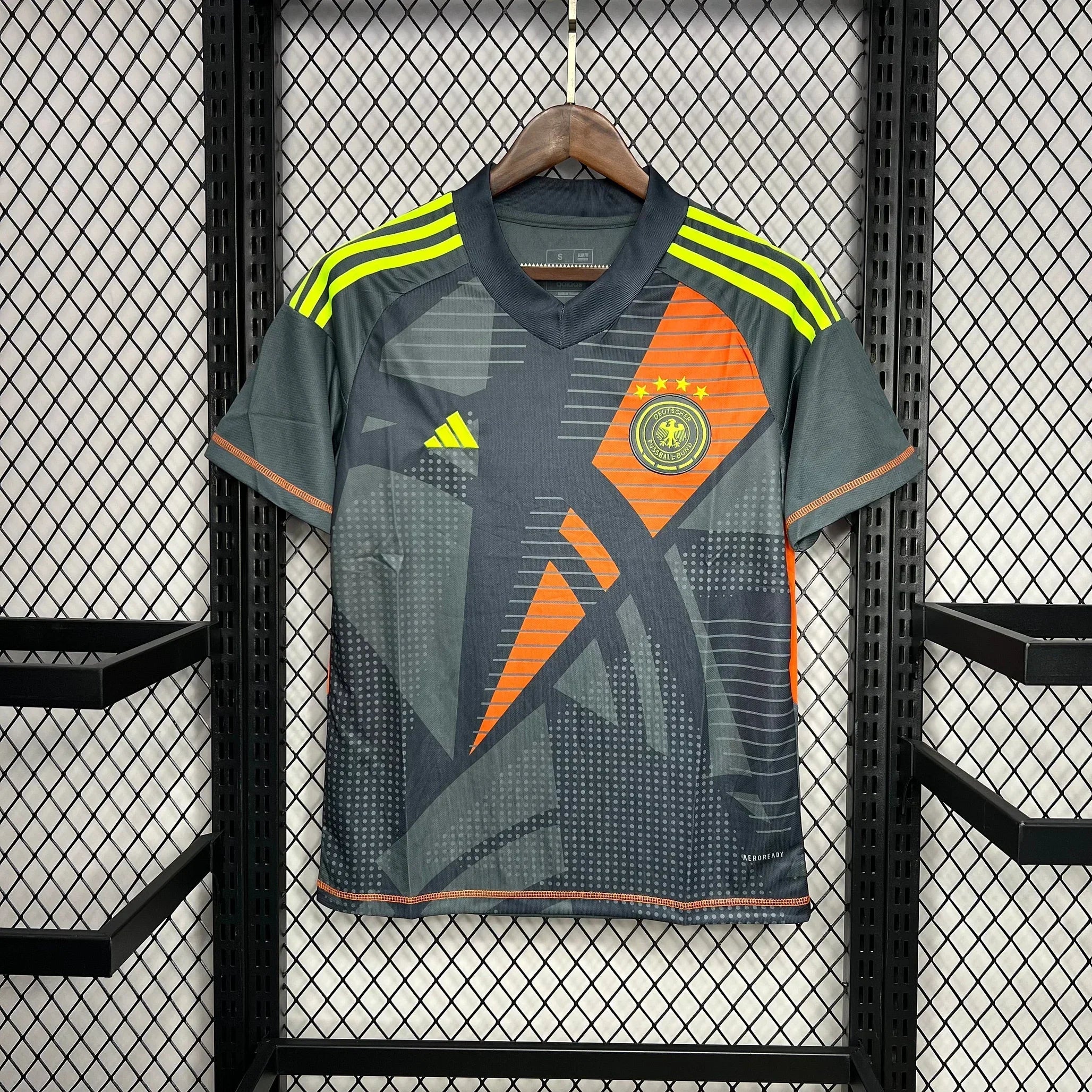 Maillot de gardien de l'équipe d'Allemagne 2024-2025, marque Le 12 -ème Maillot, vue front du maillot de football.