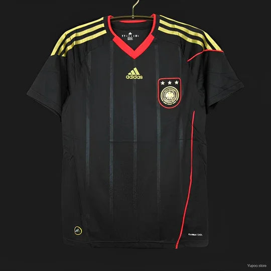Maillot de football Allemagne Retro 2010 Le 12, maillot rouge avec détails noirs et logos officiels, vue frontale.