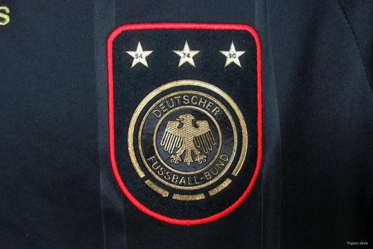 Maillot Allemagne rétro 2010 Le 12, maillot de football avec design vintage et couleurs nationales allemandes.