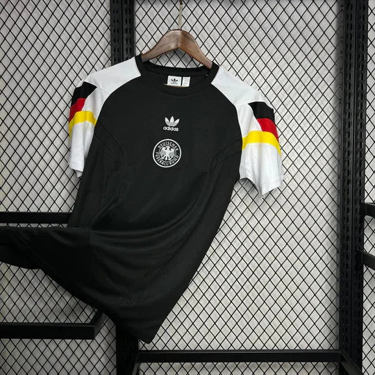 Maillot Allemagne vintage 2024-2025 Le 12, maillot de football avec design rétro, couleurs nationales, vue frontale.