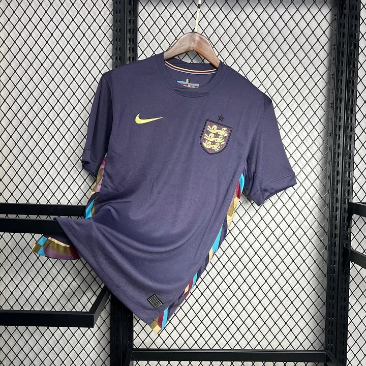 Maillot domicile de l'Angleterre pour l'Euro 2024, marquage officiel de la marque Le 12 -ème Maillot, vue frontale.