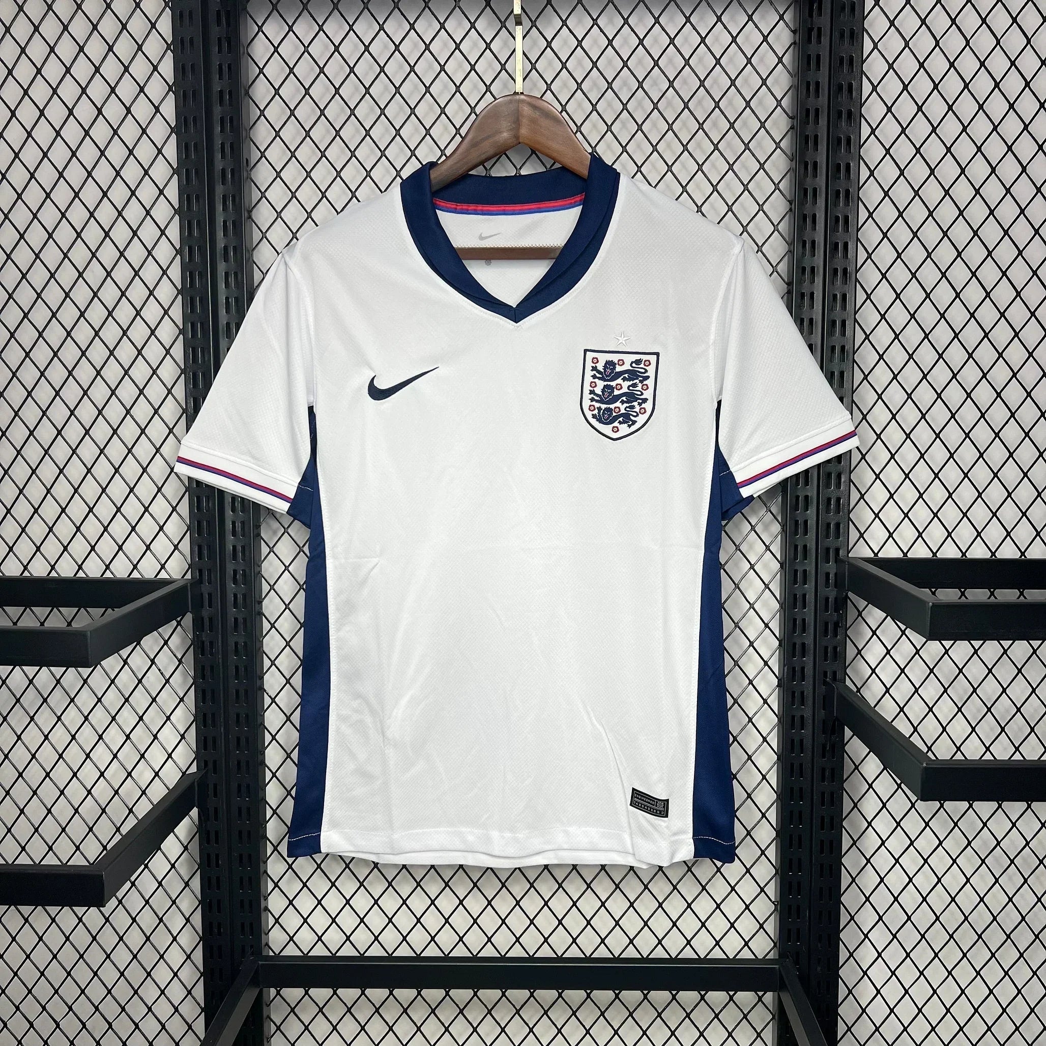 Maillot Angleterre EURO 2024 Le 12 -ème Maillot, maillot de football avec logo et design officiel, vue de face.