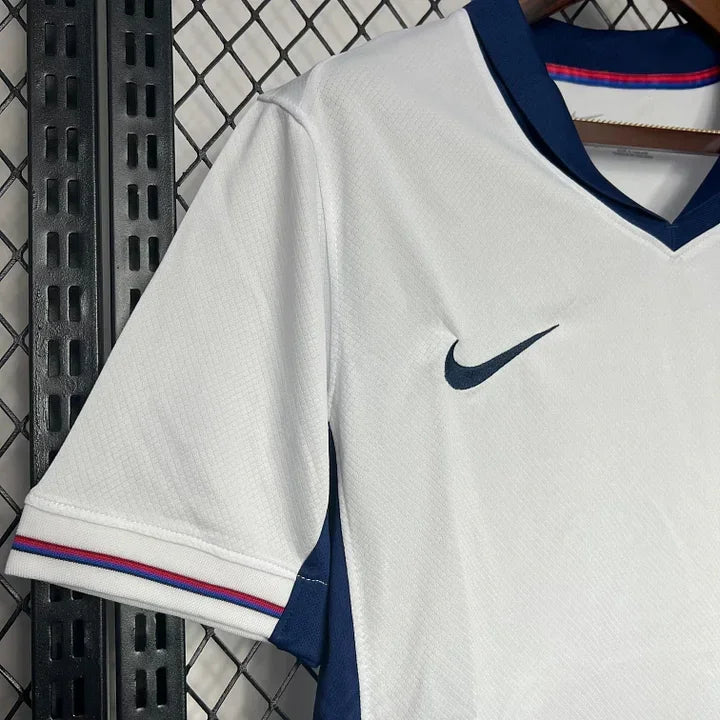 Maillot Angleterre EURO 2024 Le 12 -ème Maillot, devant du maillot avec logo et couleurs traditionnelles anglaises.