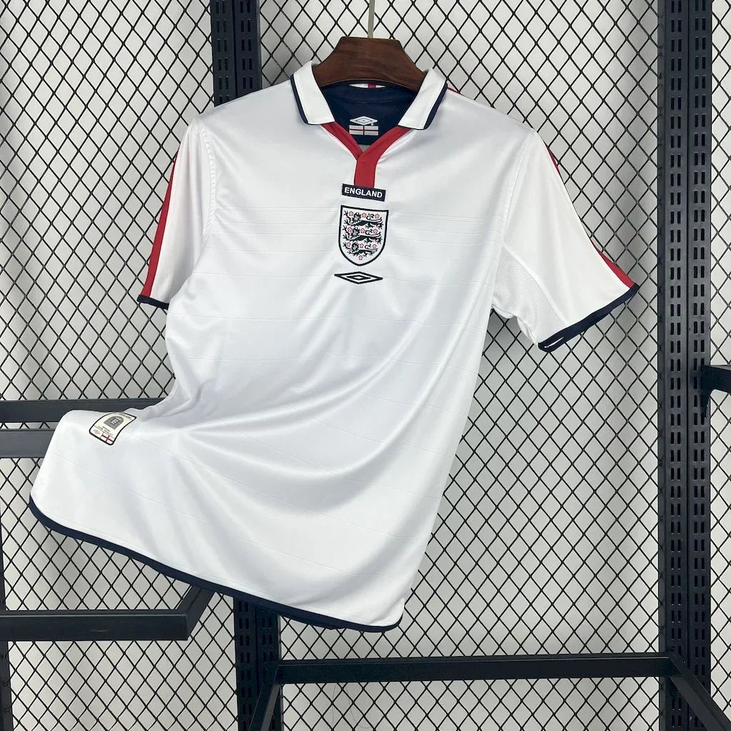 Maillot Angleterre de football 2004 rétro, marque Le 12 -ème Maillot, vue en gros plan sur le tissu et le design.