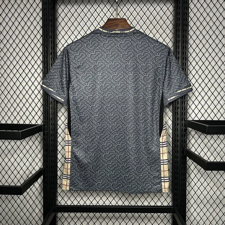 Maillot Angleterre de football Le 12 -ème Maillot, concept Burberry 2024-2025, devant avec logo et design à carreaux.