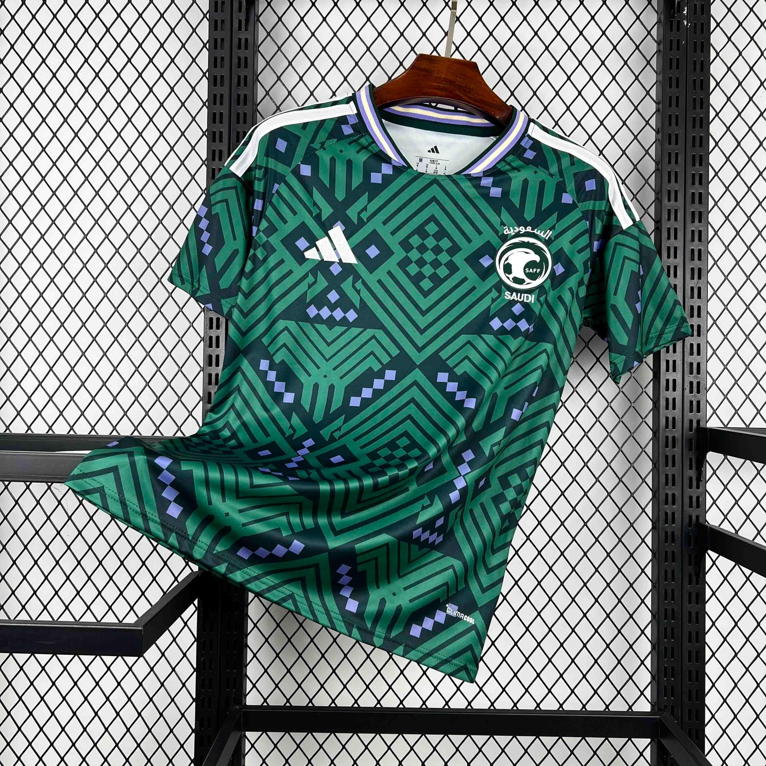 Maillot de l'Arabie Saoudite pour la Coupe du Monde 2026, marque Le 12 -ème Maillot, vue avant avec design officiel.