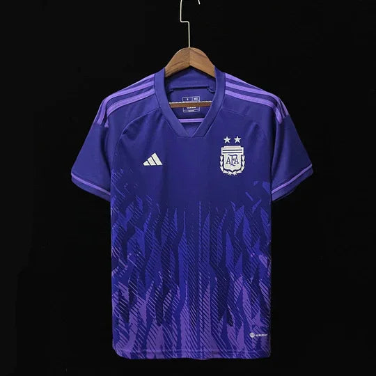 Maillot Argentine 2022/23 Coupe du Monde Le 12 -ème Maillot, maillot de football bleu avec rayures et logo national.