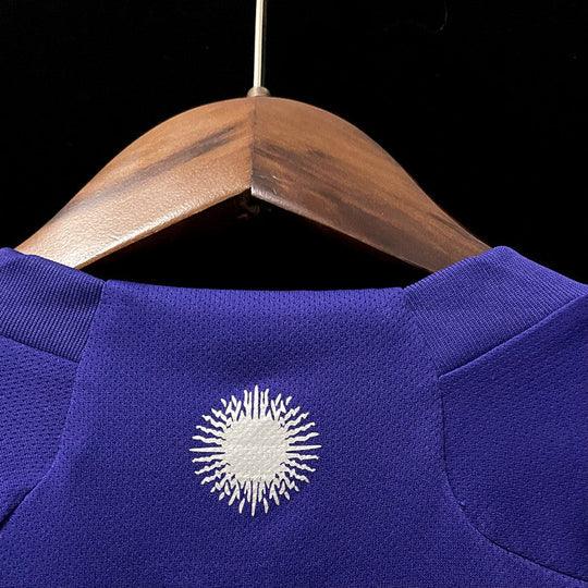 Maillot Argentine 2022/23 de la Coupe du Monde, marque Le 12, avec le logo et les couleurs traditionnelles de l'équipe nationale.
