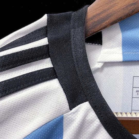 Maillot domicile de l'Argentine 2022/23, marque Le 12 -ème Maillot, avec le logo national et design bleu et blanc.