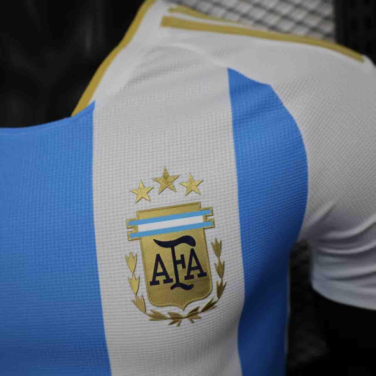 Maillot de football Argentine 2025/26 Le 12, maillot officiel avec logo et détails du design sur fond blanc.