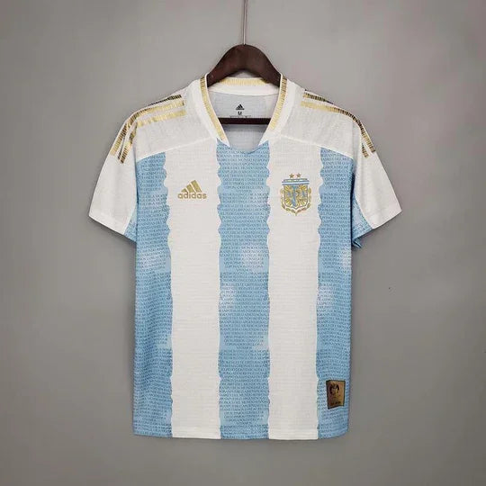 Maillot Argentine de la collection commémorative 2021 par Le 12, avec détails du design et logo officiel de l'équipe nationale.