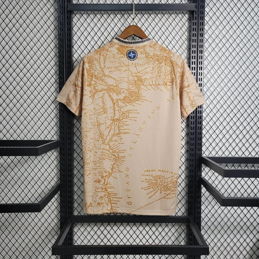 Maillot Argentine édition spéciale 2023/24 Le 12, maillot de football avec motifs argentins, porté par un mannequin.