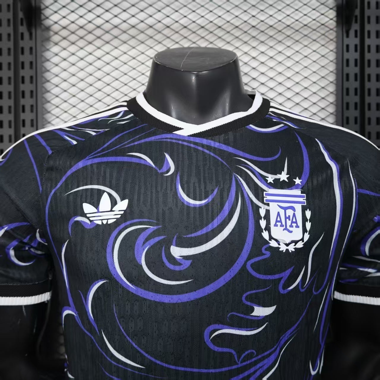 Maillot extérieur de l'Argentine pour la Coupe du Monde 2026, marque Le 12 -ème Maillot, vue de face.