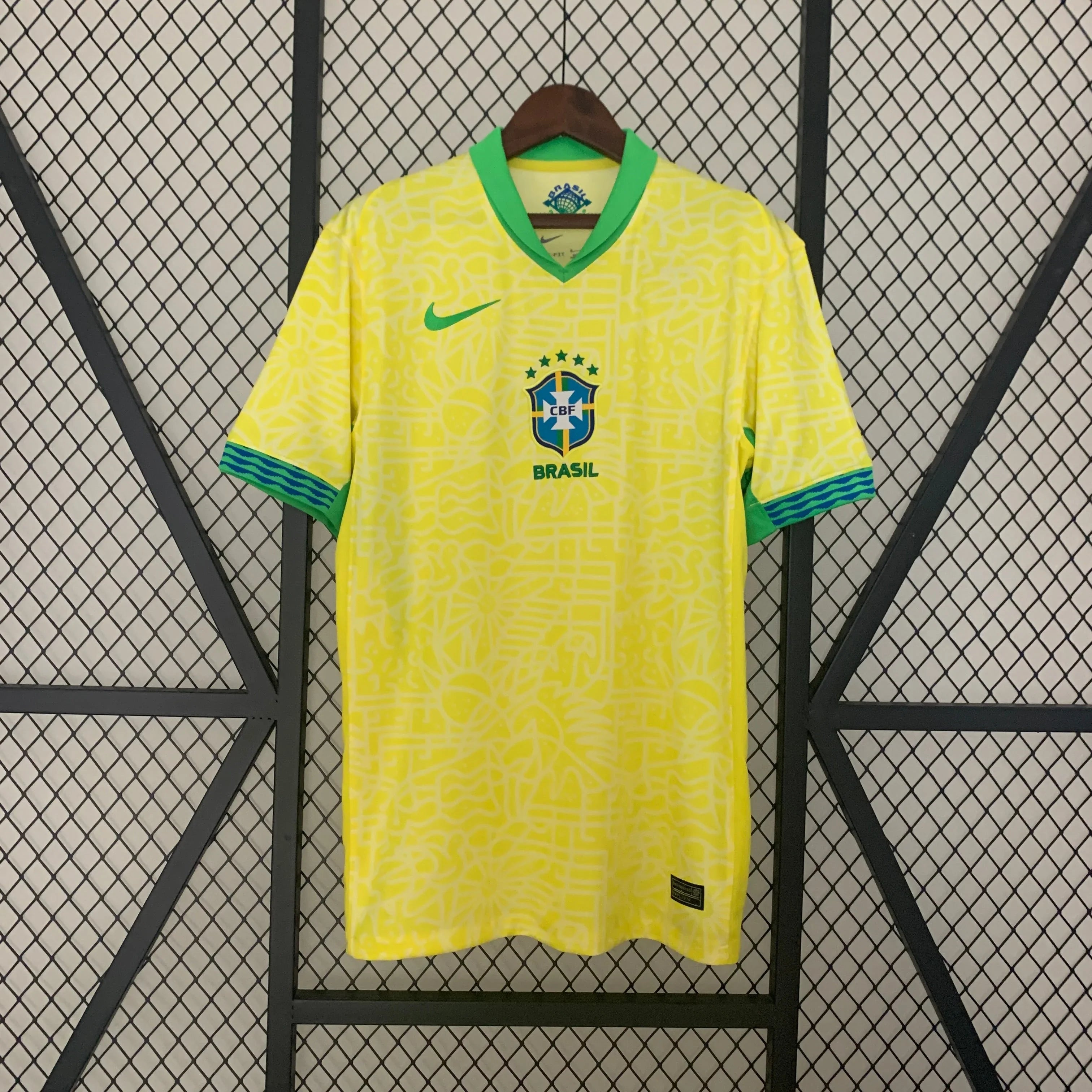 Maillot Brésil 2024/25 Le 12, maillot de football avec logo et design emblématique, vue de face.