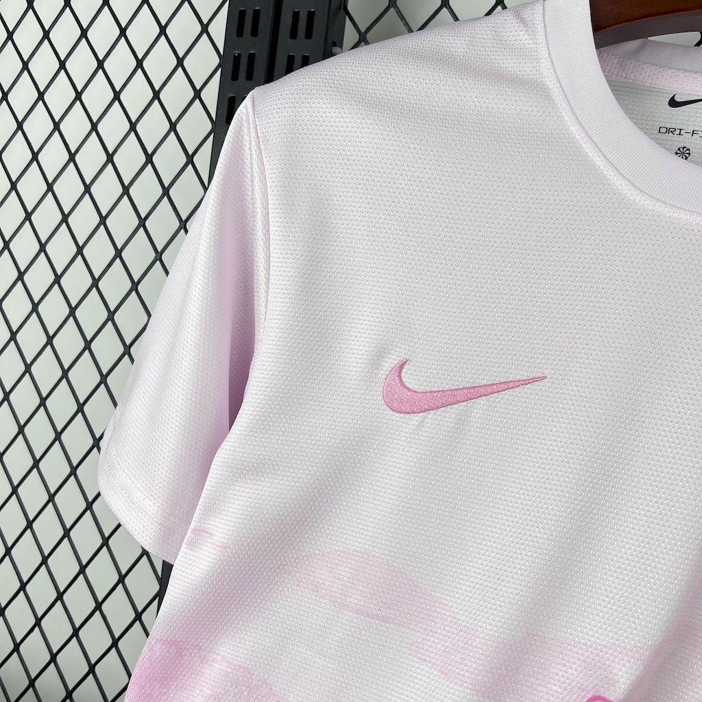 Maillot Brésil concept 2025-26 de la marque Le 12, vue de face avec design moderne et détails colorés.
