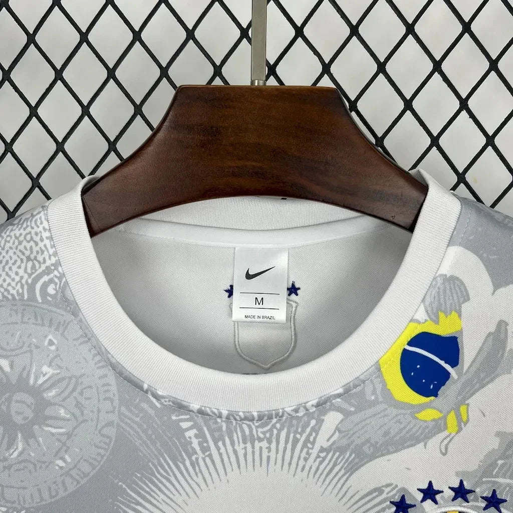 Maillot de football Brésil 2025 Le 12, conçu pour la sélection nationale, avec couleurs traditionnelles et logo officiel.
