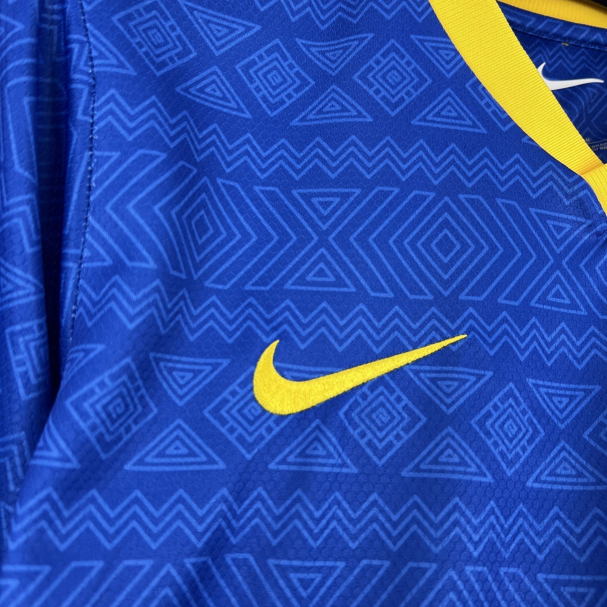 Maillot de football Brésil Concept 2026 de Le 12 -ème Maillot, vue de face avec détails du design bleu et jaune.