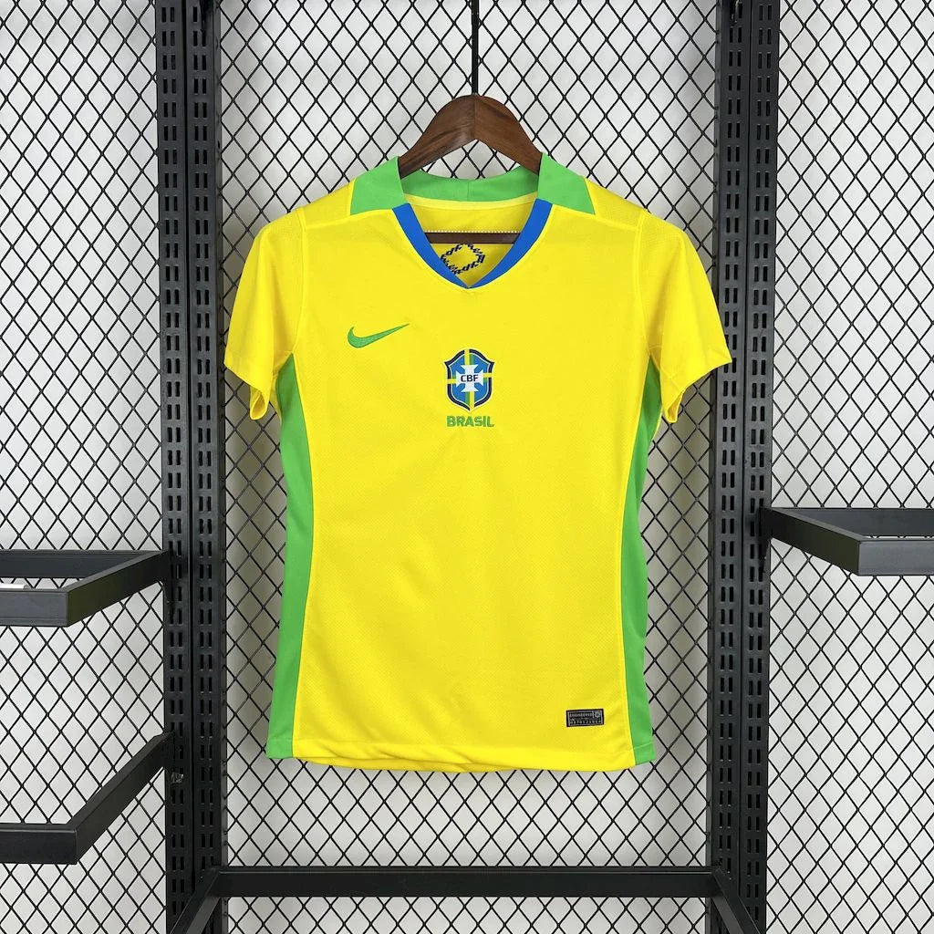 Maillot domicile féminin Brésil 2025 de Le 12-ème Maillot, vue de face avec logo et design coloré.