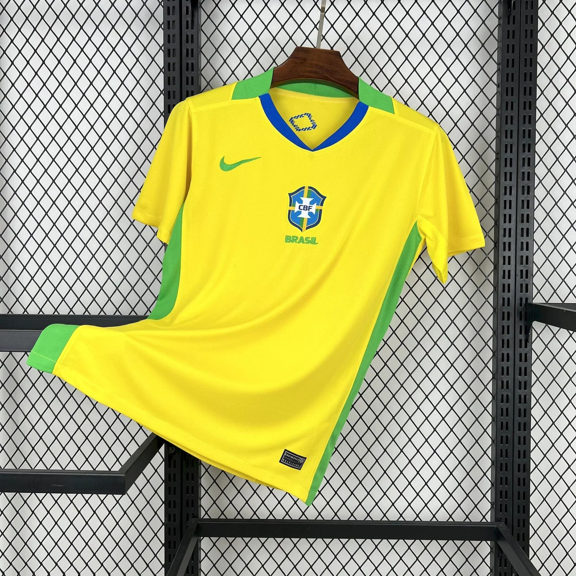 Maillot domicile du Brésil pour le football 2025-2026, marque Le 12 -ème Maillot, en tissu rayé vert et jaune avec logo officiel.
