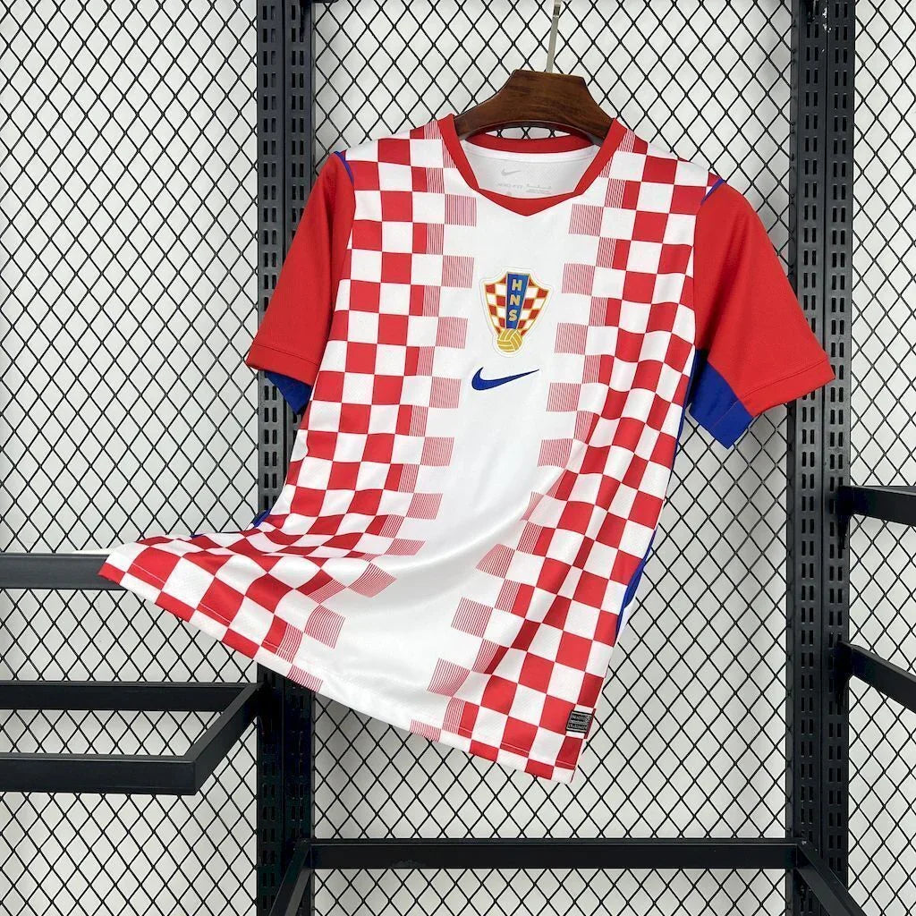 Maillot de football Croatie Coupe du Monde 2026, Le 12 -ème Maillot, vue frontale avec logo et détails du design blanc et rouge.