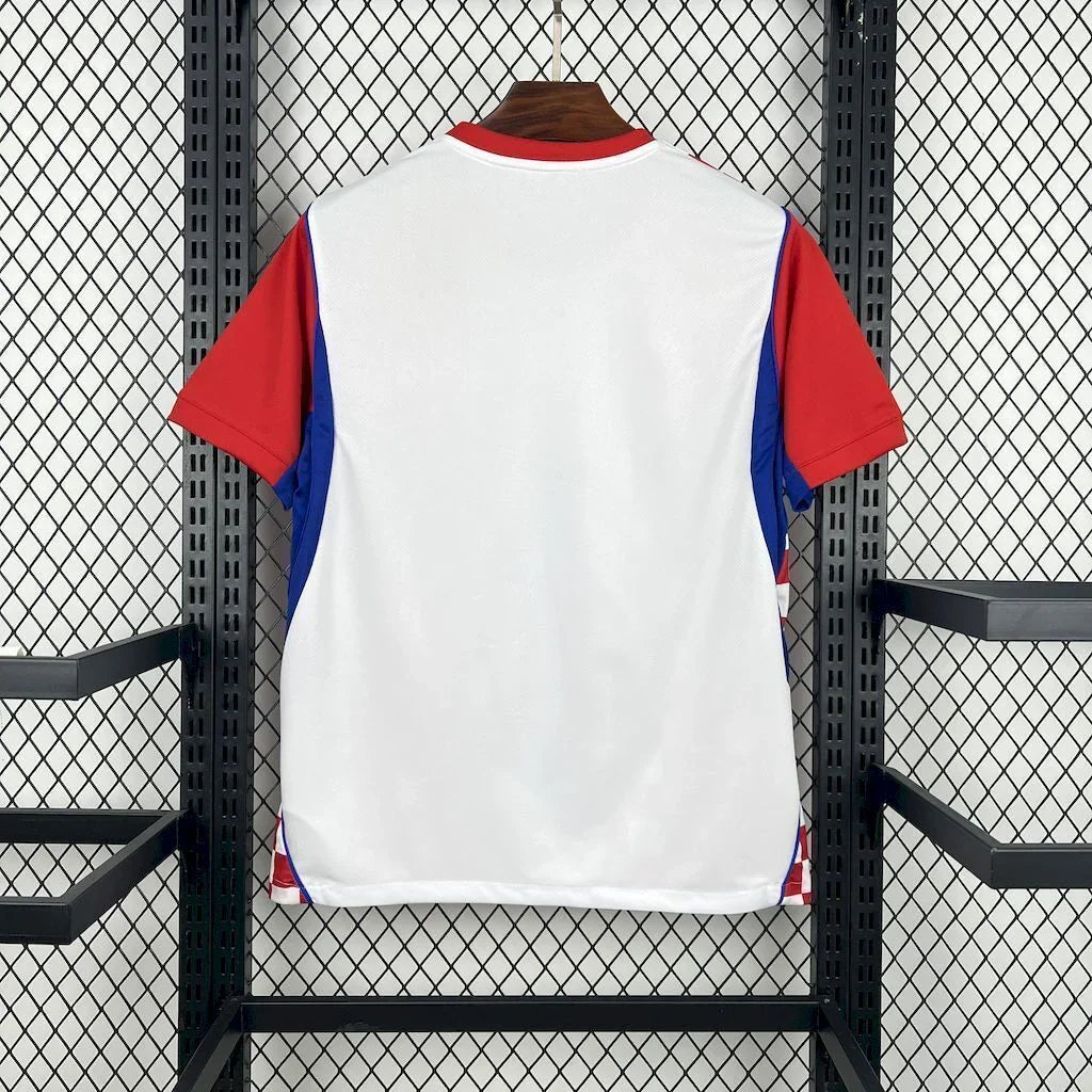 Maillot de football Croatie Coupe du Monde 2026, modèle de la marque Le 12, porté par un joueur sur le terrain.