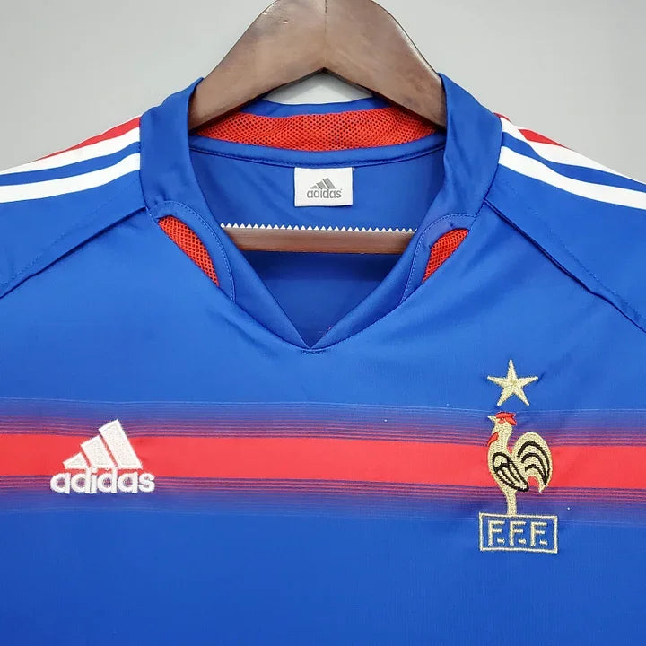 Maillot de l'équipe de France 2004 Le 12 -ème Maillot, maillot officiel de football avec les couleurs tricolores.