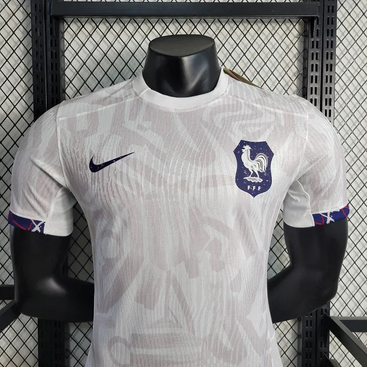 Maillot de l'équipe de France 2023-2024 Le 12, jersey bleu avec logo et détails officiels, porté par un mannequin.