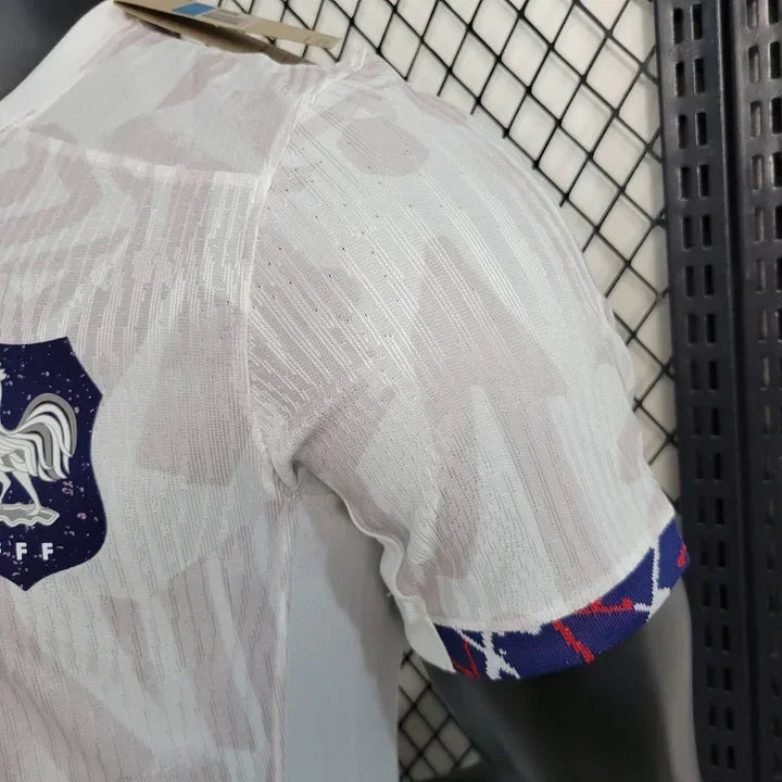 Maillot de l'équipe de France 2023-2024, marque Le 12, vue de face avec logo et détails bleus et rouges.
