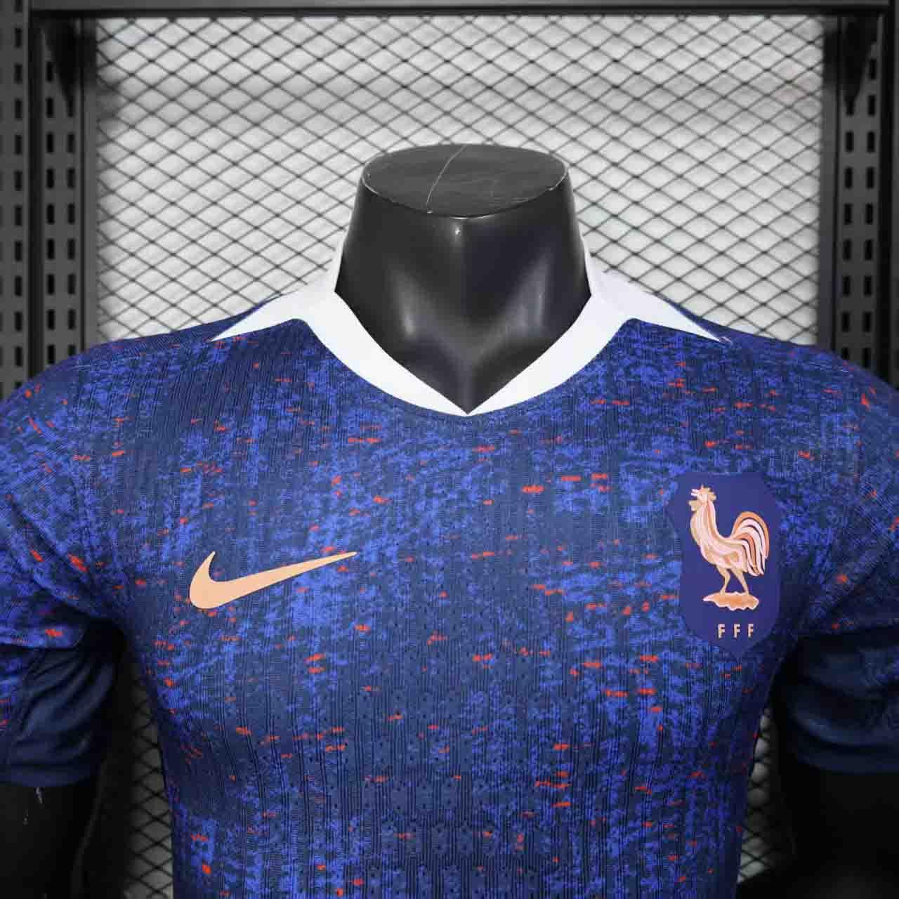 Maillot de l'équipe de France 2025/26, fabriqué par Le 12 -ème Maillot, en tissu bleu avec le logo national visible.