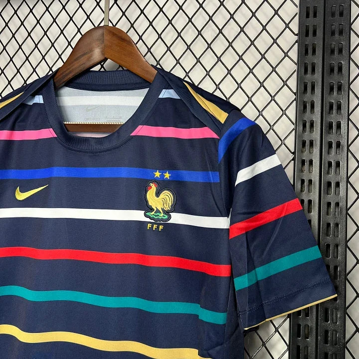 Maillot d'entraînement de l'équipe de France de football 2024-2025, marque Le 12 -ème Maillot, vue de face.