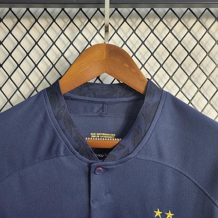 Maillot domicile de l'équipe de France 2022/23 Coupe du Monde, marque Le 12, avec logo et détails du maillot officiel.