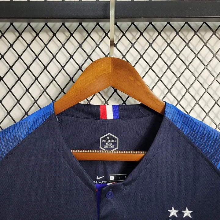 Maillot rétro de l'équipe de France 2018, marque Le 12 -ème Maillot, vue de face avec logo et détails traditionnels.