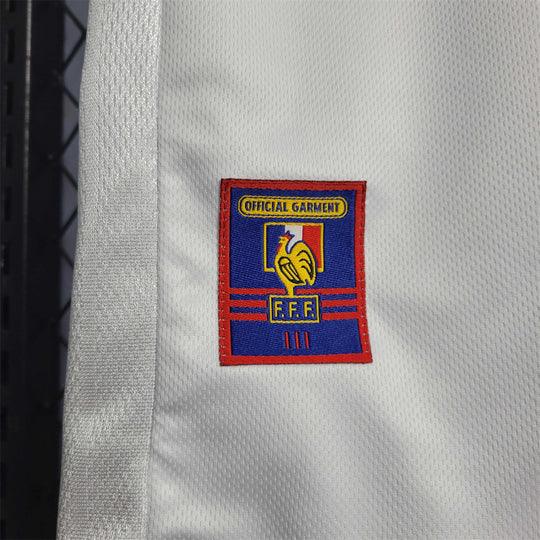 Maillot rétro de l'équipe de France 1998, fabriqué par Le 12 -ème Maillot, vu de face avec détails du design vintage.