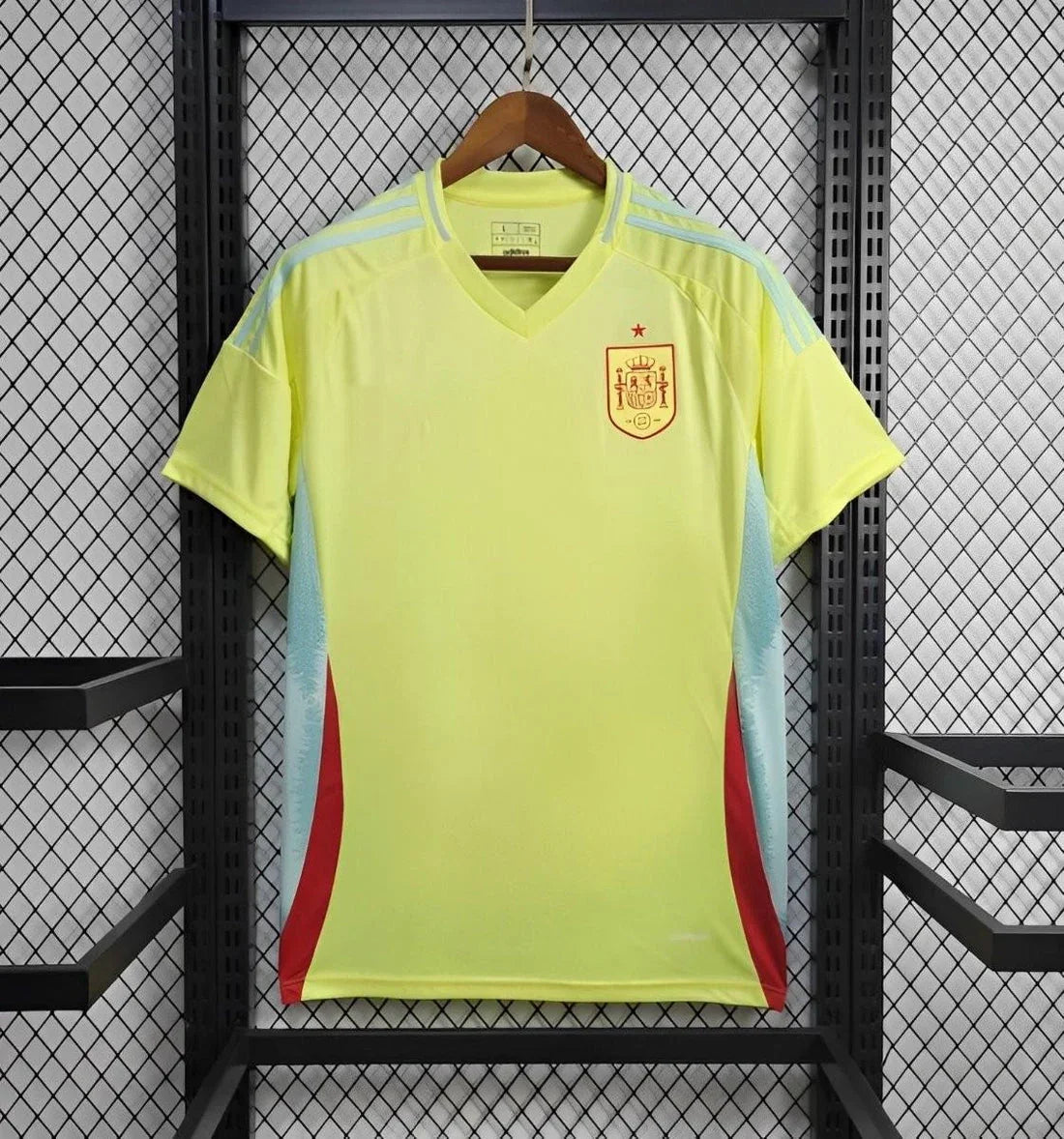 Maillot Espagne 2024/25 Le 12 -ème Maillot, vue de face avec logo et détails du design rouge et jaune.