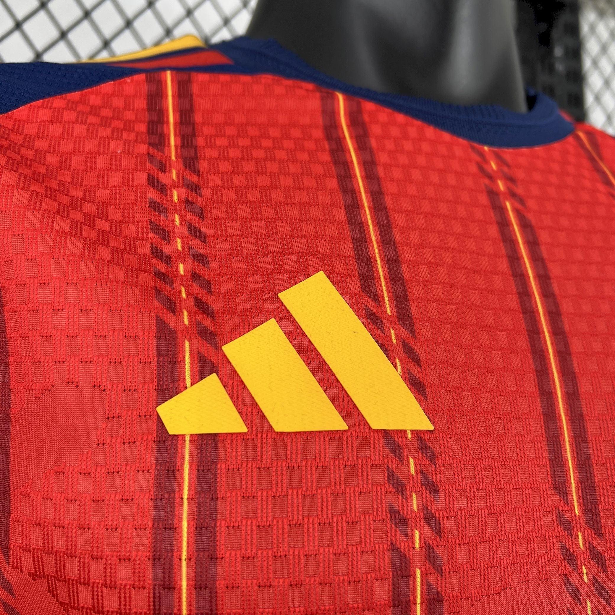 Maillot de l'équipe Espagne pour la Coupe du Monde 2026, fabriqué par Le 12 -ème Maillot, vue du devant avec détails du design.
