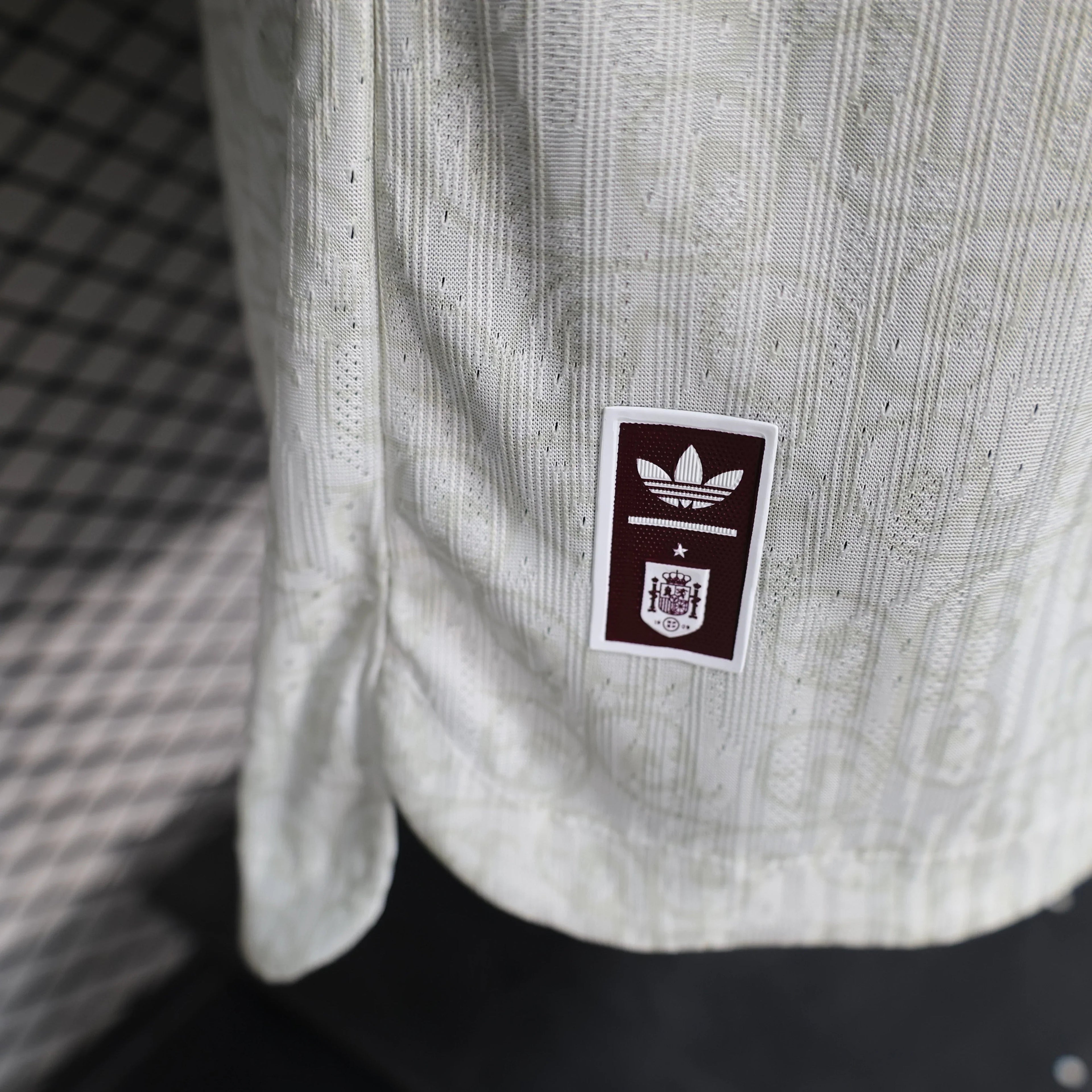 Maillot extérieur de l'Espagne pour la Coupe du Monde 2026, marque Le 12 -ème Maillot, vue de face avec logo et détails du maillot.