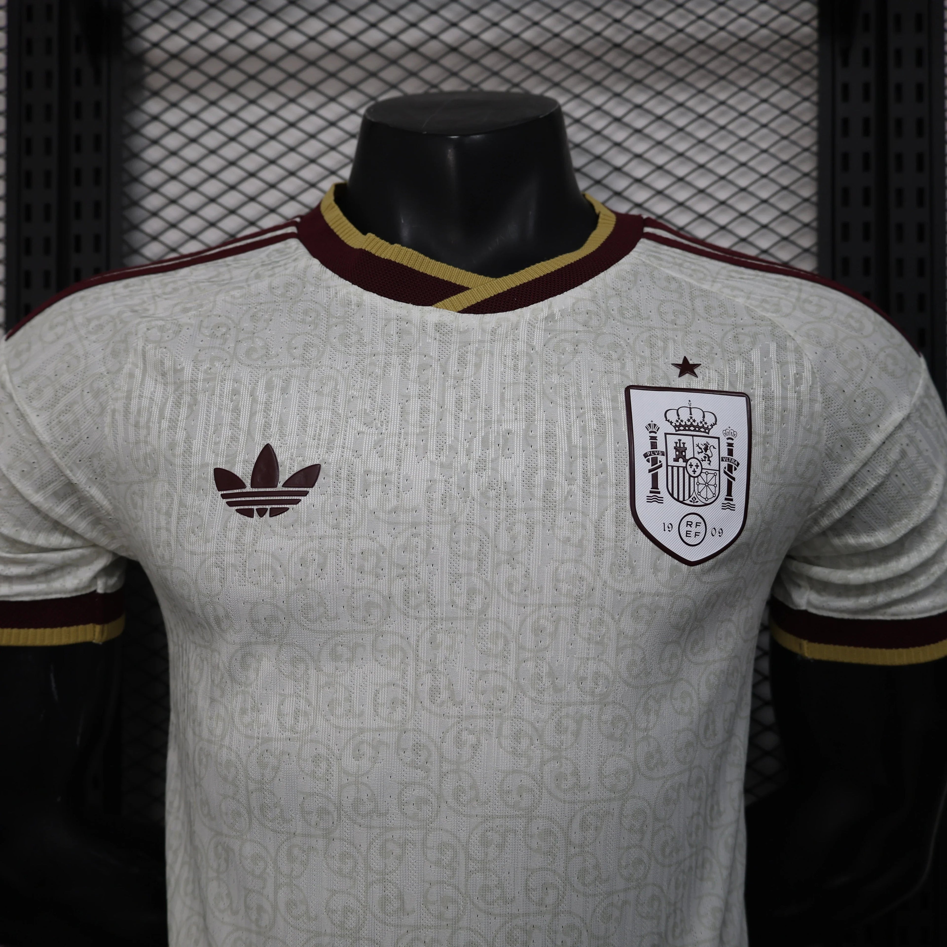 Maillot extérieur de l'Espagne pour la Coupe du Monde 2026, marque Le 12 -ème Maillot, vue de face avec logo et détails.