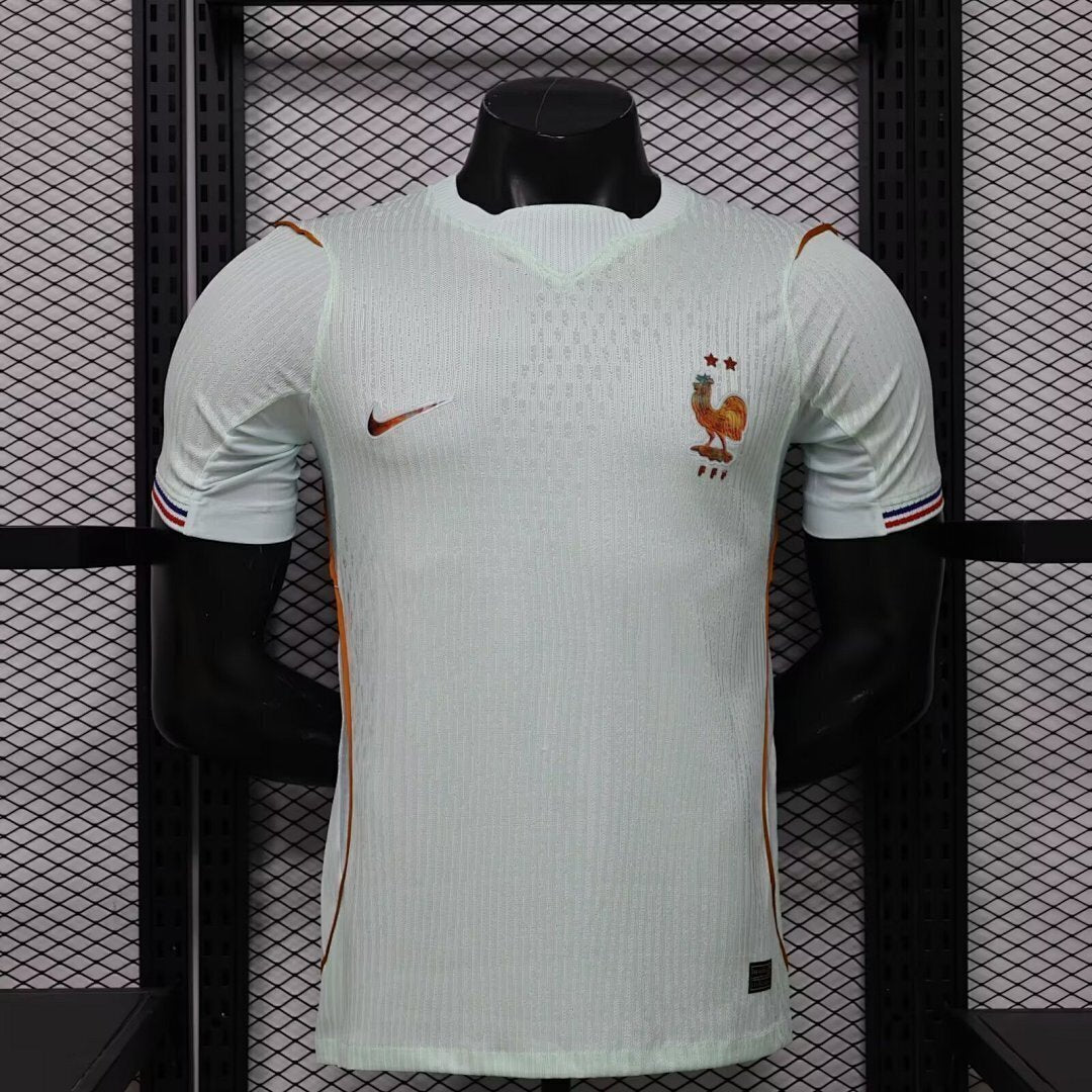 Maillot extérieur de l'équipe de France pour la Coupe du Monde 2026, marque Le 12 -ème Maillot, vue frontale avec logo et détails.