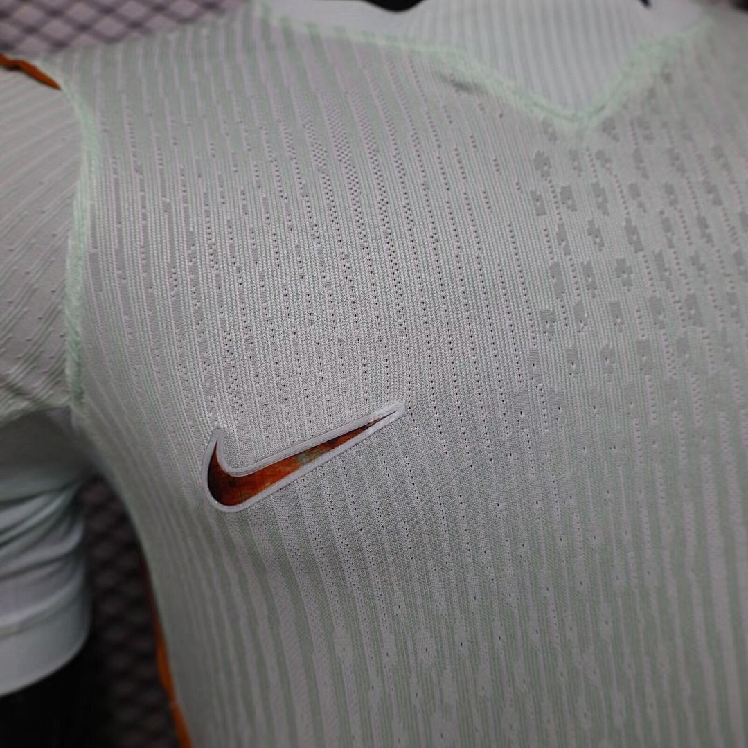 Maillot extérieur de l'équipe de France pour la Coupe du Monde 2026, fabriqué par Le 12 -ème Maillot, vue de face.