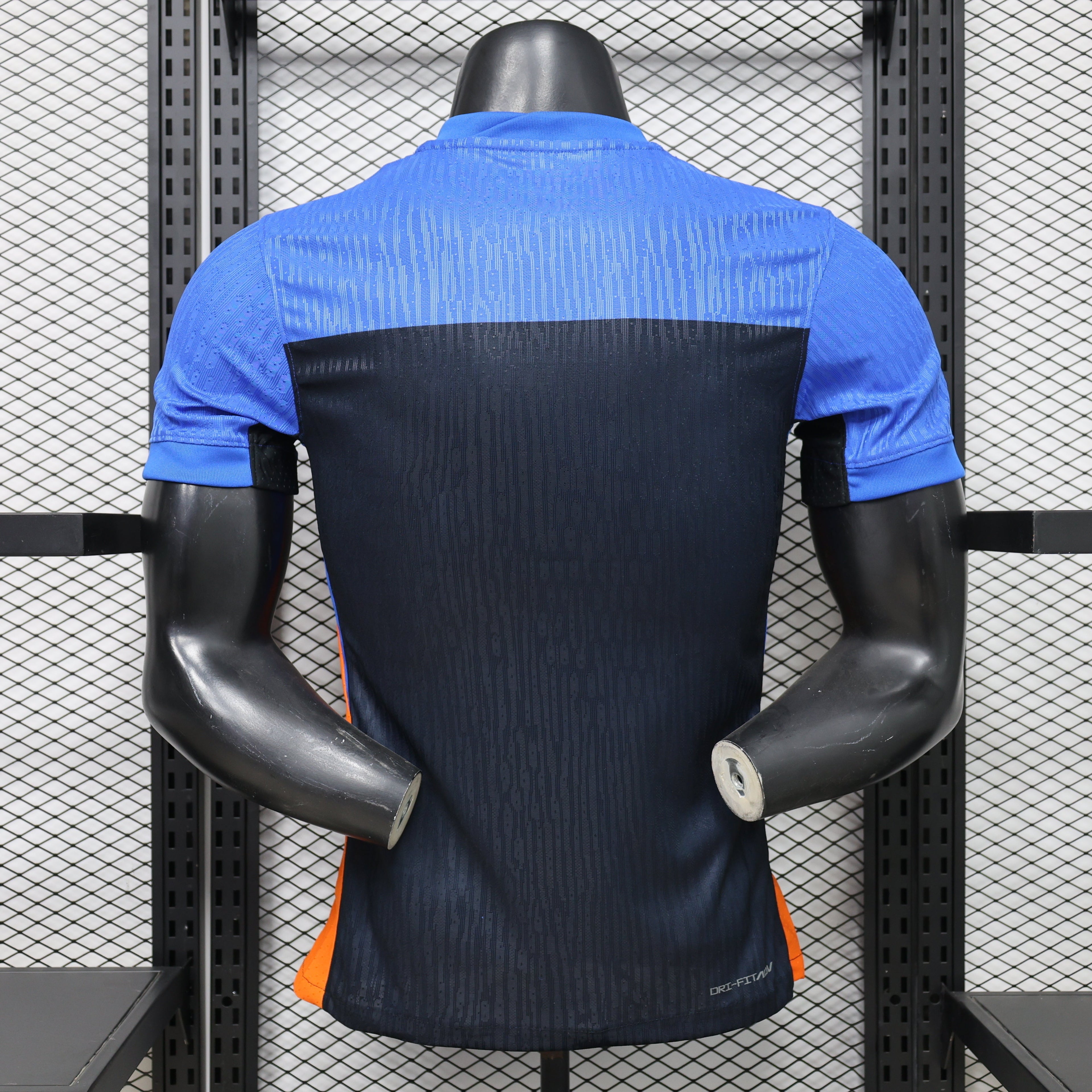 Maillot de football Inter Milan 2026-27 de la marque Le 12 -ème Maillot, vue de face avec détails du design.
