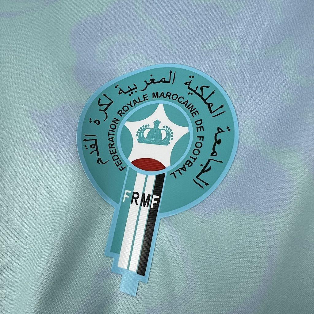 Maillot Maroc concept 2025-26 de la marque Le 12 -ème Maillot, vue de face avec design moderne et couleurs du drapeau marocain.