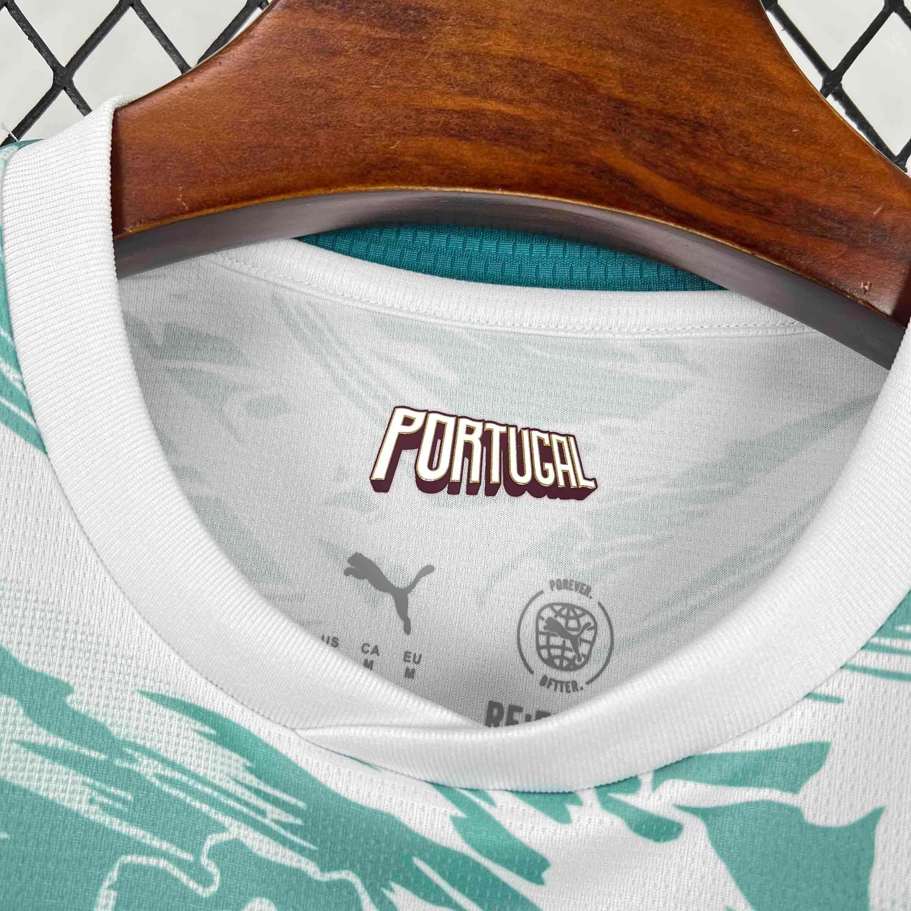 Maillot extérieur Portugal Coupe du Monde 2026 Le 12 -ème Maillot, maillot de football avec drapeau portugais et logo officiel.