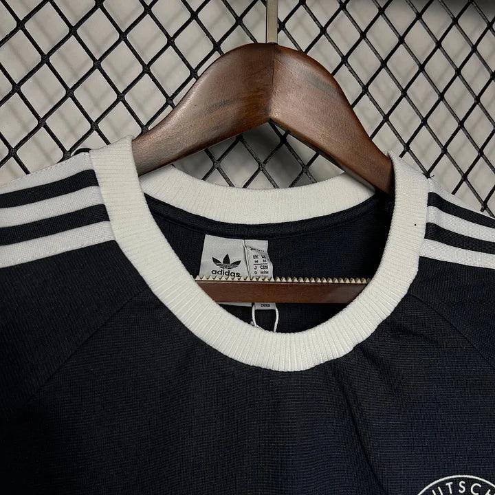 Maillot rétro de l'Allemagne, modèle Le 12 -ème Maillot, en tissu blanc avec le drapeau allemand et des détails vintage.