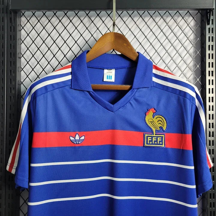 Maillot rétro de l'équipe de France 1985/86 Le 12, maillot de football vintage avec logo et détails traditionnels.