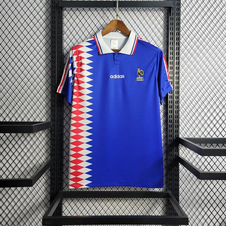 Maillot rétro de l'équipe de France 1994, bleu avec logo et détails blancs, porté par un mannequin.