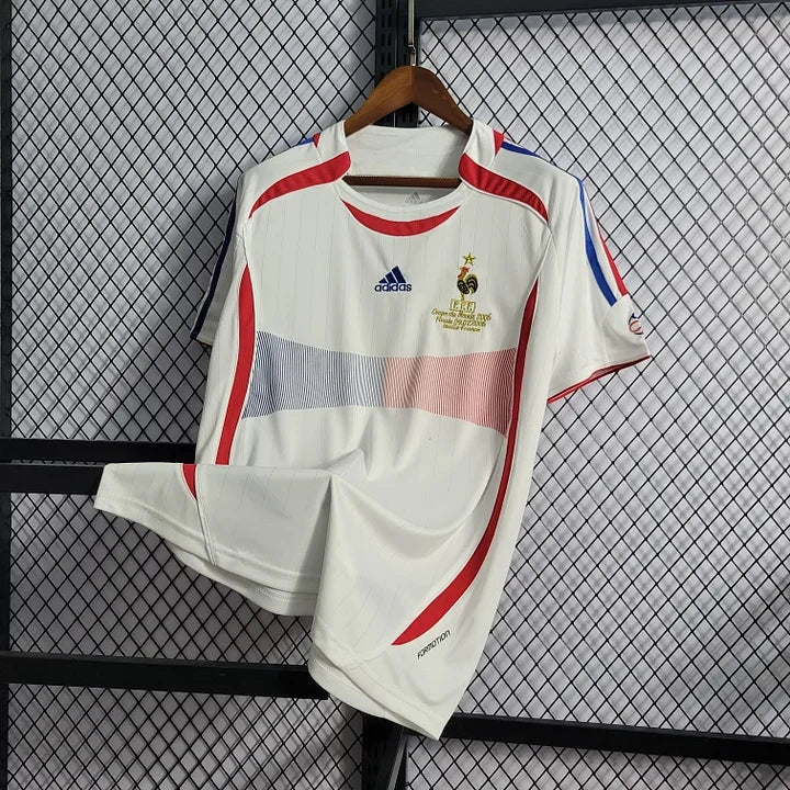 Maillot rétro de l'équipe de France 2006 Le 12 -ème Maillot, maillot de football bleu avec logo français et détails rétro.