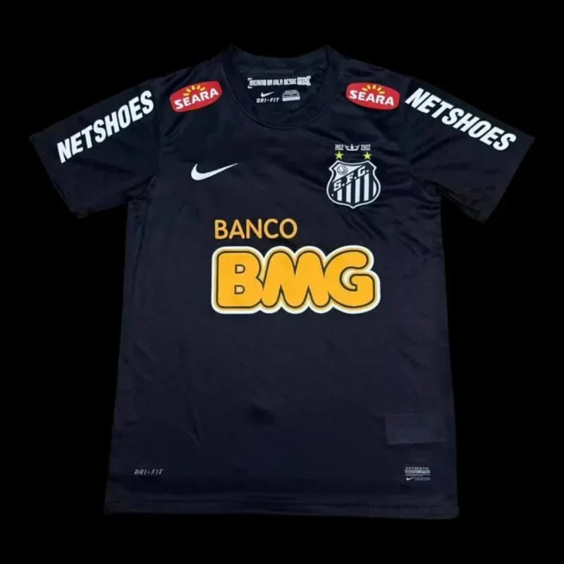Maillot Santos rétro noir Le 12-ème Maillot, numéro 11/12, devant avec détails du design sportif et logo de l'équipe.